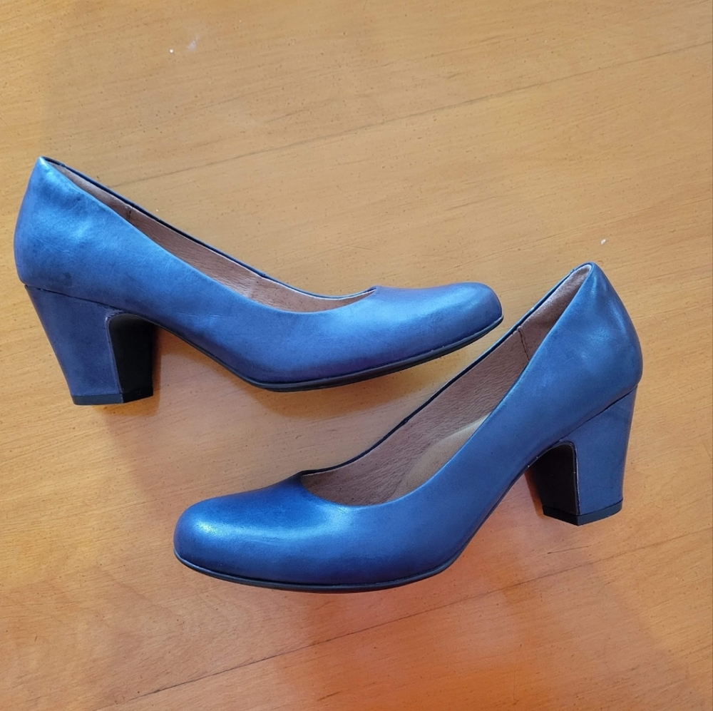 Soft Brand Navy heel 7.5 Myka